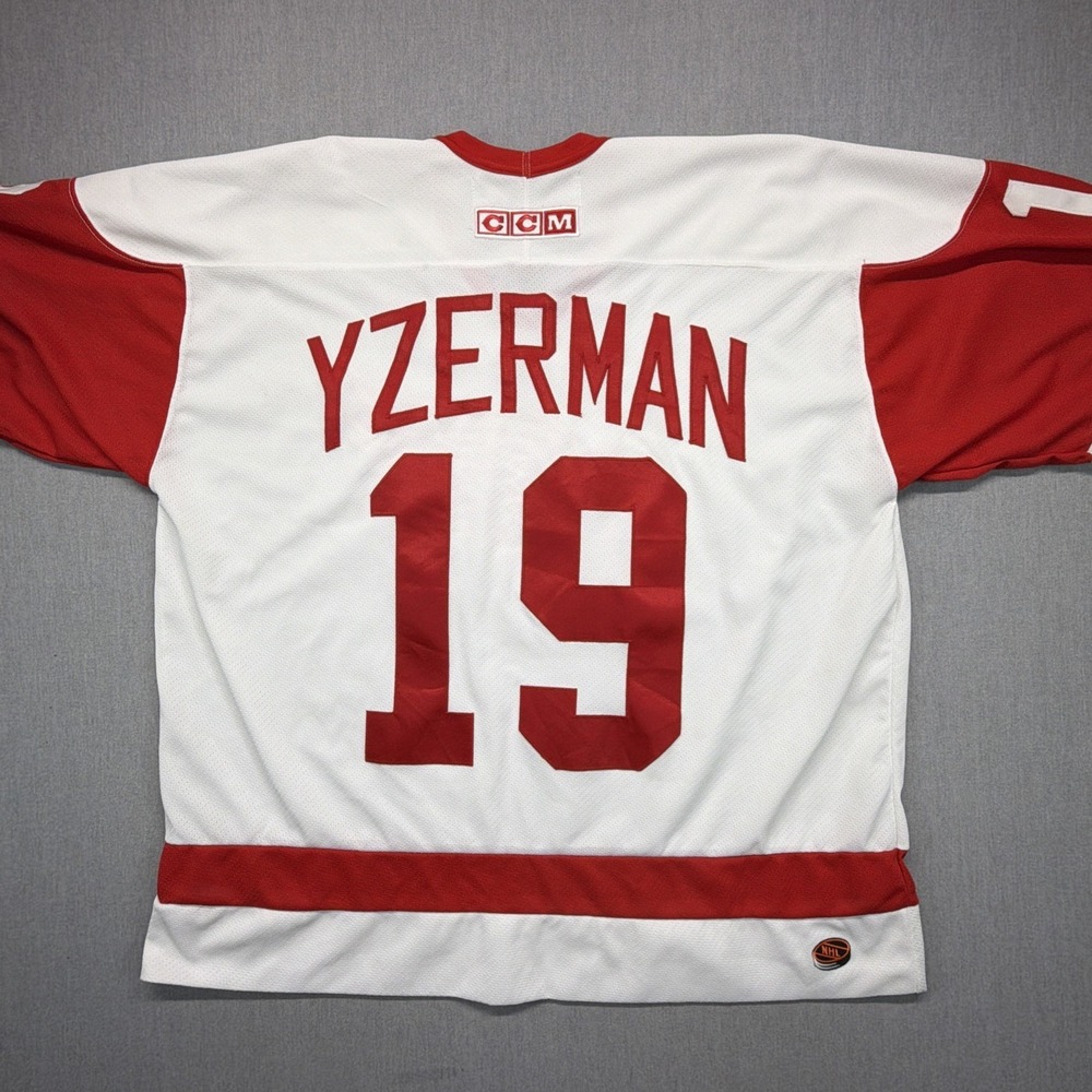 Detroit Red Wings Yzerman 19 Hockey Jersey CCM Vintage - Picture 4 of 6